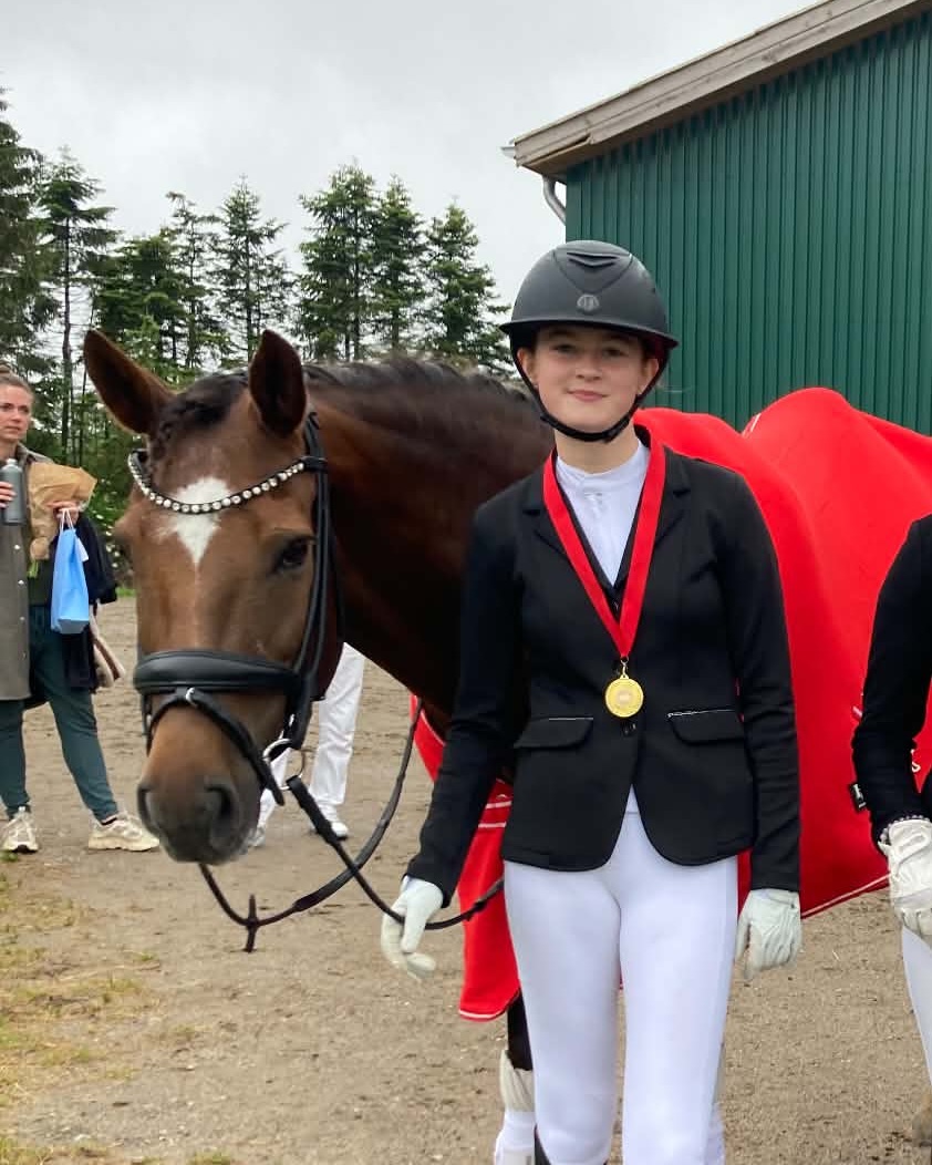 Bueno og Laura Klubmesterskab ponydressur 2024