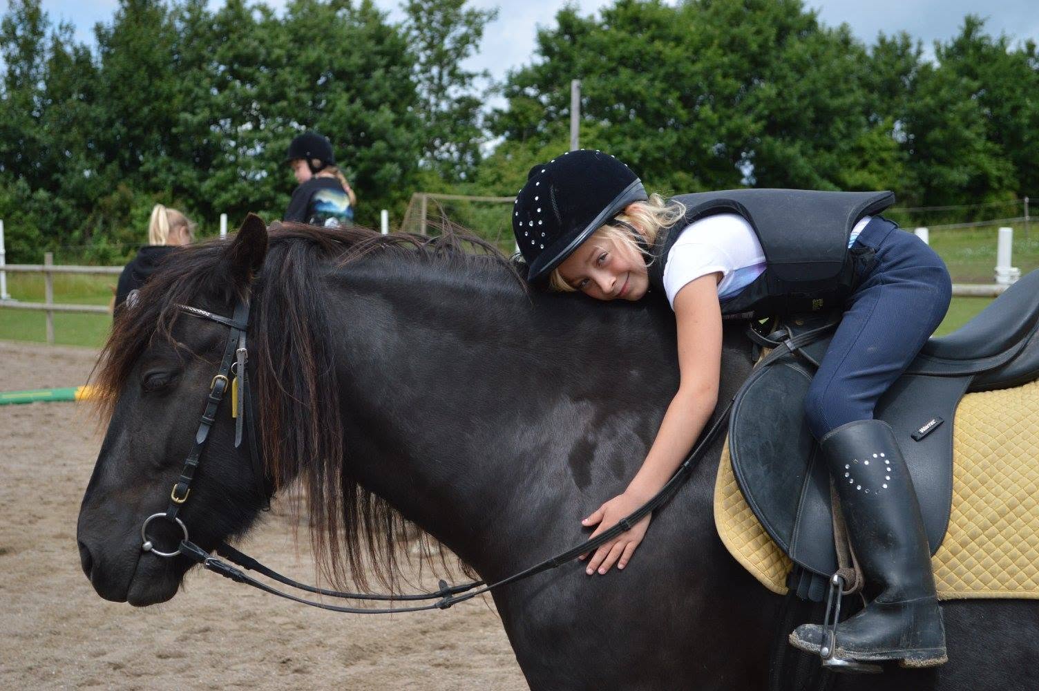 Coco og Emma på ridelejr 2017