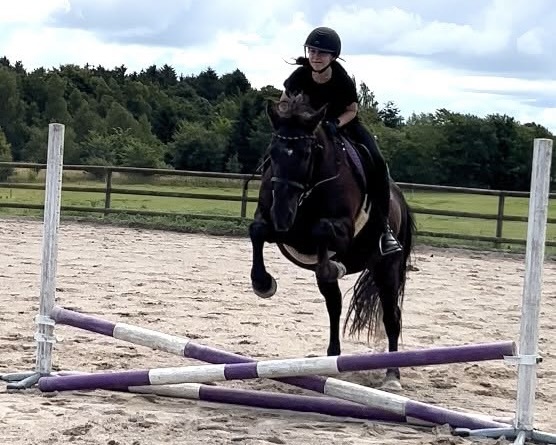 Maxine og Emilie på ridelejr 2025
